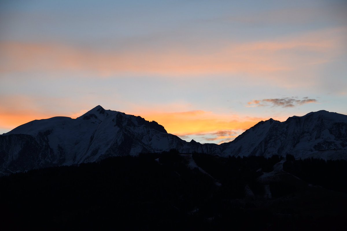 chaletblackbird's tweet photo. #sunrise on the #montblanc from the highest chalet in #megeve https://t.co/6aCtpEQy1Q