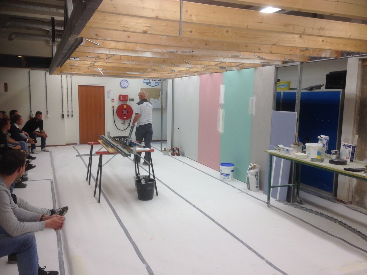 Gijs_KnaufNL's tweet photo. Grote opkomst en veel enthousiasme bij de deelnemers aan de basistraining @KnaufNL Droge Afbouw - gipsplaten &amp; wandsystemen https://t.co/O17ffG1Roo