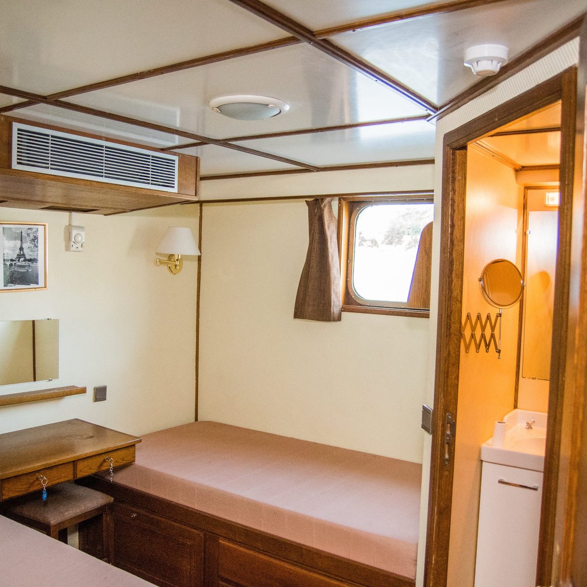 La vue sur la seine en se réveillant, magique! #poseidon #bateaux #paris #peniche #croisieres #professionnel #prive #seine