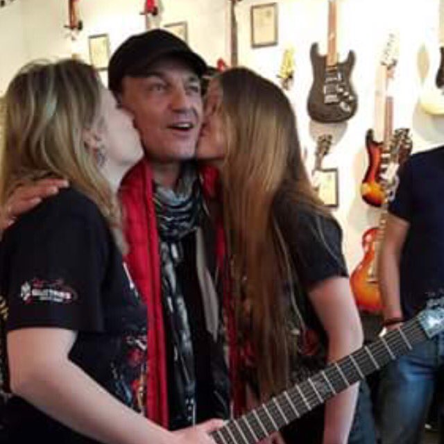 RaphaelleLD's tweet photo. Happy birthday dear Matthias!!!
🎂🎉🎁🎊 Léa and I send you huge kisses from Paris 😘😘😘 @scorpions @LeaScorpions https://t.co/rBdorQoK59