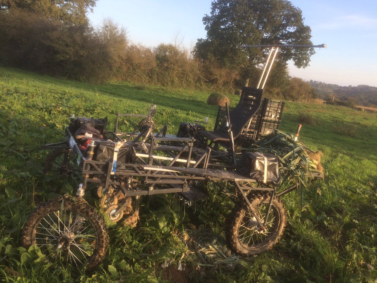 LaFameuhly's tweet photo. Poste avancé d'épluchage de poireaux. #aggrozouk #recumbent #maraichage https://t.co/BjVwEEMSAd