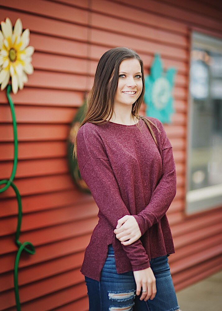 ryleighhhhhh's tweet photo. eighteen eighteen🎓 https://t.co/n8t9uHlnDE