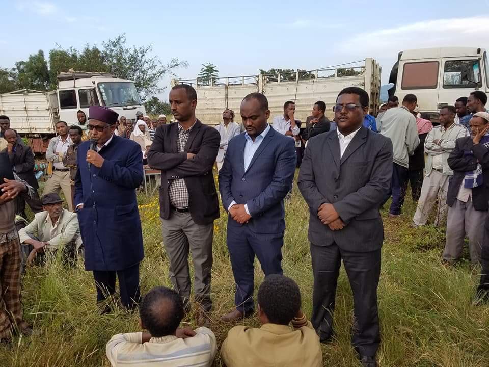 tesfalemw's tweet photo. Amhara &amp; Oromia Communication Affairs Heads, Nigussu Tilahun, @addisu_arega &amp; other officials visited displaced people at Buno Bedeno Zone. https://t.co/O0ZK8t4iJX