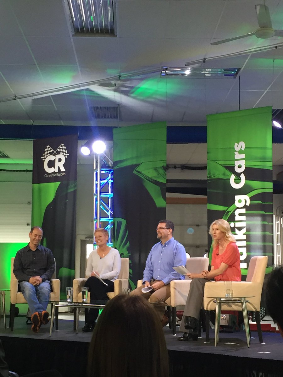 MamaXXI's tweet photo. Talking Cars Show, now in the stage! #CRHosted #CRCars https://t.co/gk1pLCTWem