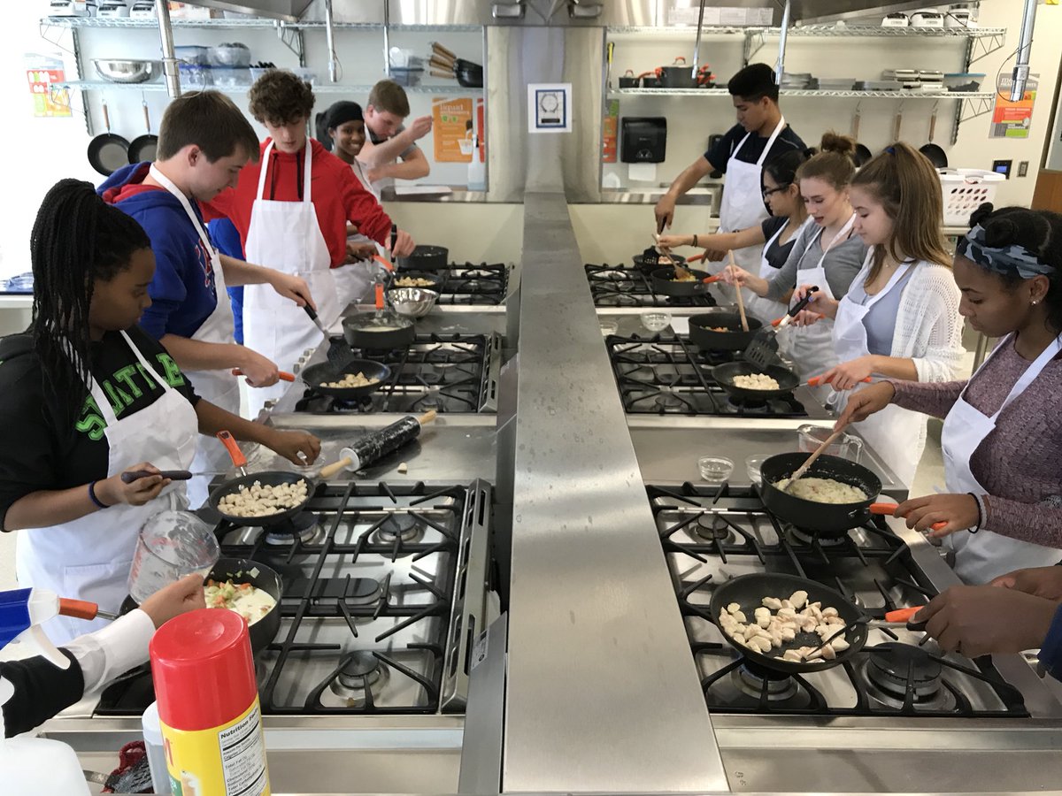 ShelbyMuha26's tweet photo. How do you spell Veloute? Is it Chicken Pot Pie? Because thatβs how we do it! #culinaryprep #mothersaucesunit https://t.co/KPHP53gB6s