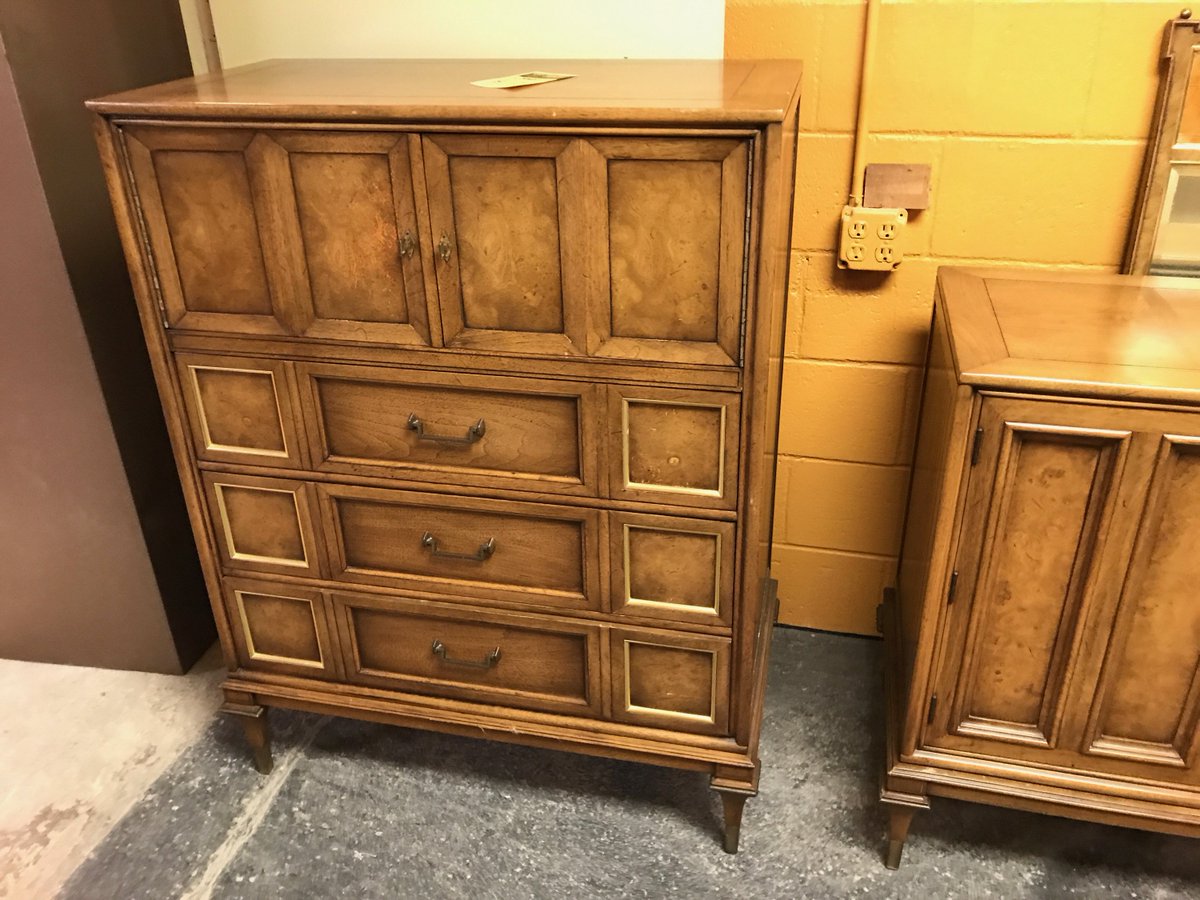 valuethriftshop's tweet photo. Great condition: 96" Dresser with matching chest #woodfurniture #thriftshopfurniture #lowprices #alwaysgoodvalue https://t.co/RRW46kIuGN
