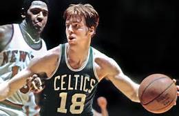 Happy 69th bday to former Celtic great Dave Cowens, seen here battling Willis Reed. 