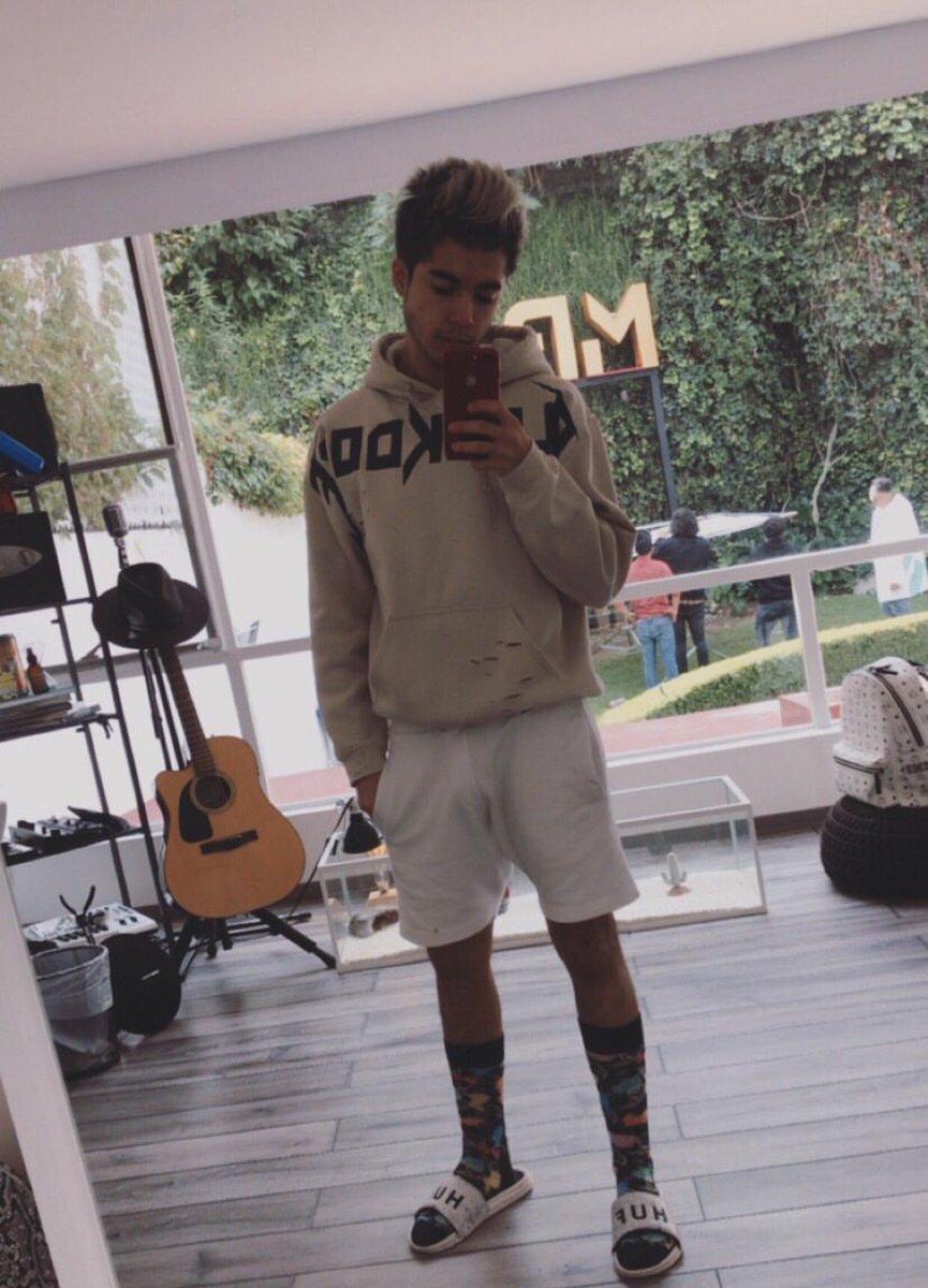 taniaftbau's tweet photo. Me gusto tú outfit. 😍😂 @mariobautista_ https://t.co/aA9gyGSbFy