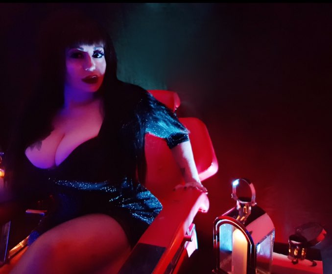 MiaOffici1's tweet photo. The witching hour is near upon us &amp; this is Mistress's #homage to the incredible @TheRealElvira https://t.co/gYdgJM47QX