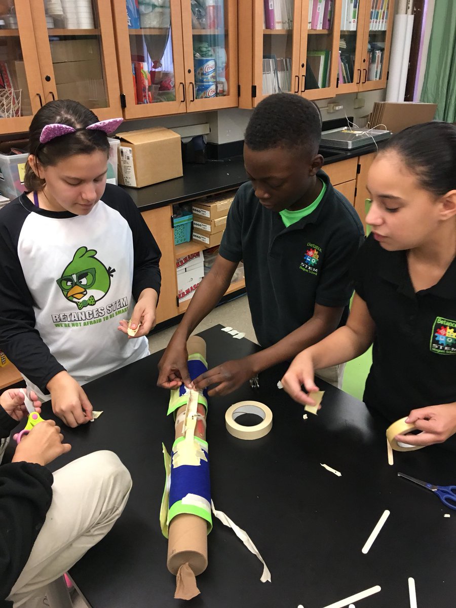 BSTEMEngineer's tweet photo. Biomedical engineering - designing knee braces @MrRichT1P @BSTEMhartford https://t.co/YGxmtTsAaK