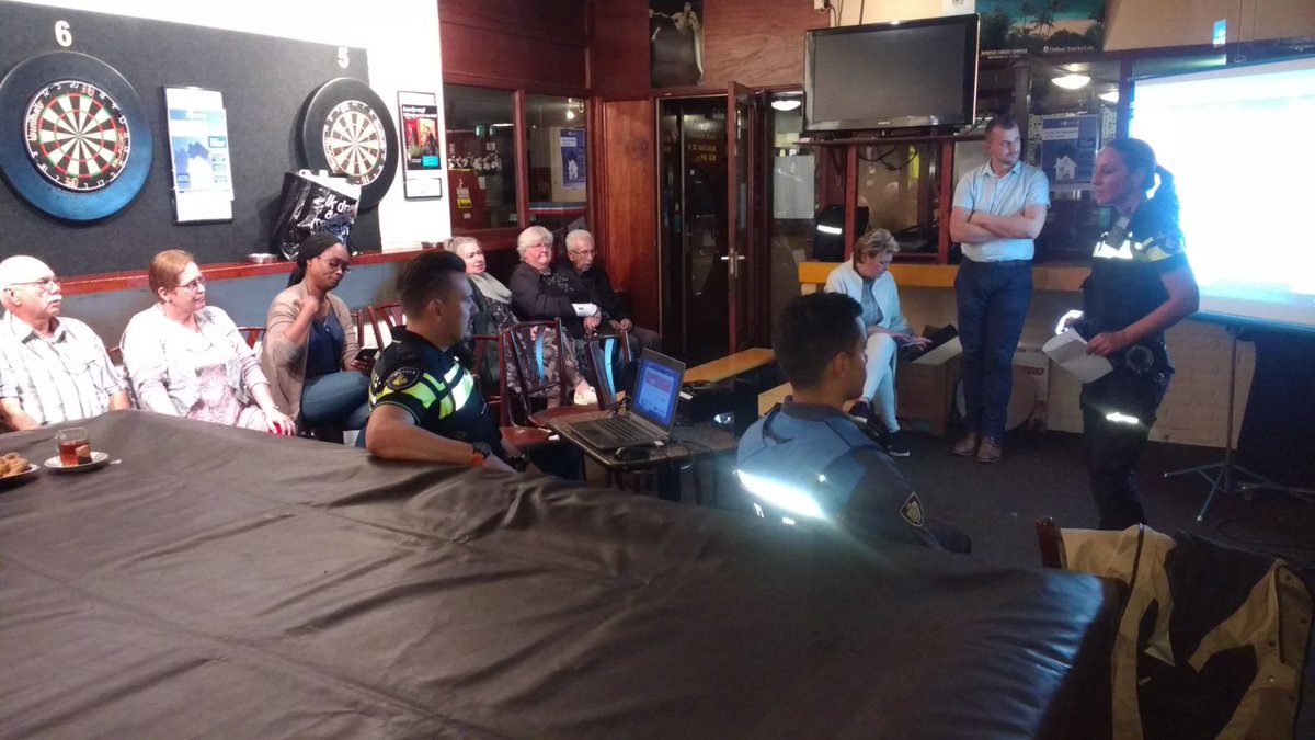 Pol_EKoster's tweet photo. Voorlichtingsavond #Diepenbuurt #inbraakpreventie met @HVCapelle, @Buurtpreventie6, @JPdeVreede, @Havensteder. Ziet u iets verdachts?bel 112 https://t.co/7UXSnSq9eI