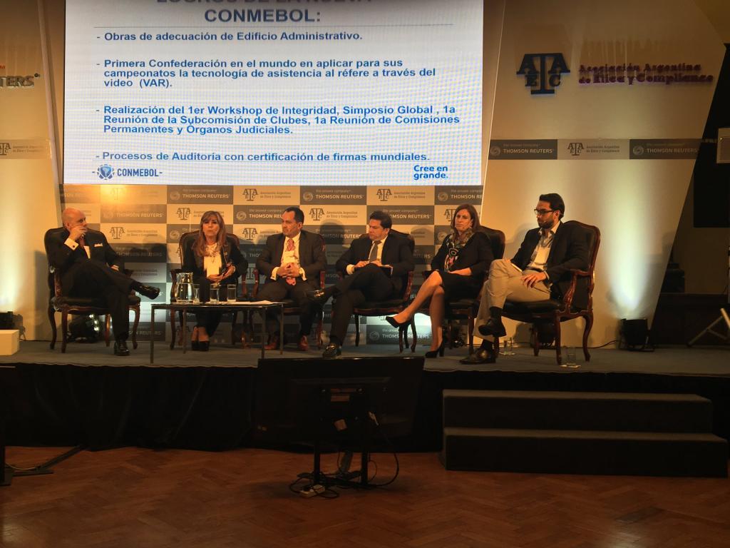 AAECOMPLIANCE's tweet photo. #Compliance2017 Hay que pensar un compliance argentino, no compliance en la Argentina (Rodrigo Carril). https://t.co/UXv2cGJyO6