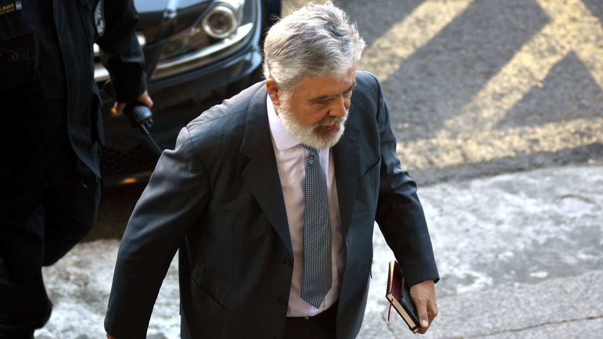 infobae's tweet photo. AHORA | Julio de Vido, al llegar a Comodoro Py: "Mándenle champagne a Carrió de mi parte" https://t.co/MRYN41WbfK