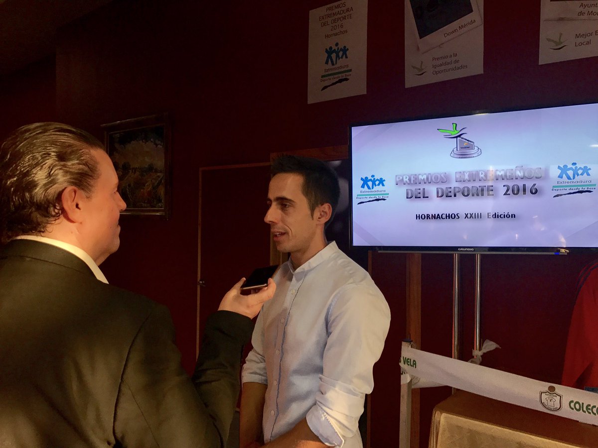 jpmonzu's tweet photo. @joseluisvela entrevistando al Mejor Deportista Absoluto de los Premios Extremeños del Deporte 2016 #JaviCano @FEXME_oficial https://t.co/uMjuS4Pmw3