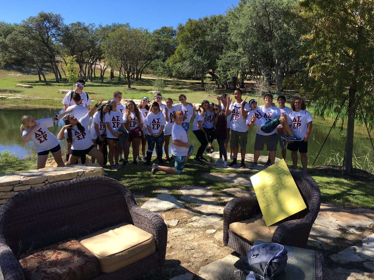 Mrs_KVannoy's tweet photo. Senior Retreat 2017 ❤️#hexagonalpattern https://t.co/ji6rd3ziZY