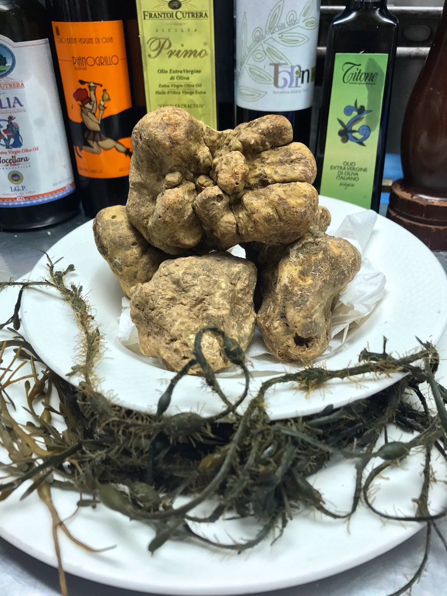 Come down to Esca and experience our beautiful white truffles from Alba 👌🏻 #escarestaurant #whitetruffles #yummmmm #eaaaaats #fresh