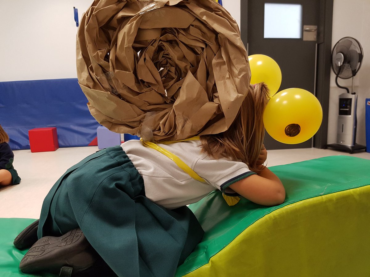 TeacherSandraHB's tweet photo. Snail race!!! Are you ready?#3yrs #snailproject #monkeysclass #jellyfishclass @olgaHBST @RaquelHBST https://t.co/v6st5B0okg