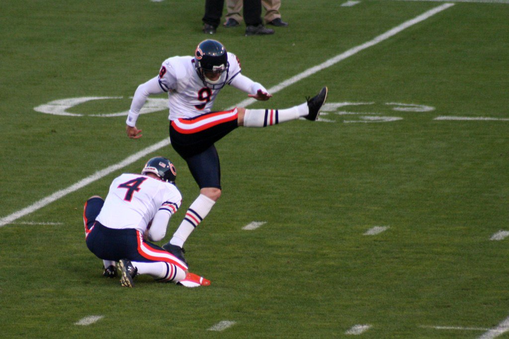 FitnFrum's tweet photo. The Heights of Kicking https://t.co/yDyZJtqiuw https://t.co/wEcKBHR025
