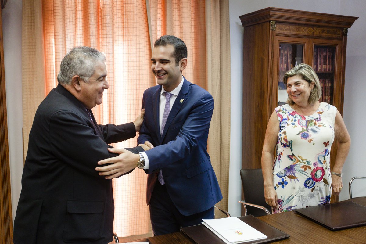 aytoalm's tweet photo. Las usuarias de los Centros de la Mujer tendrán orientación jurídica gratuita gracias al convenio firmado con el Colegio de Abogados https://t.co/tvhKGUS1sN
