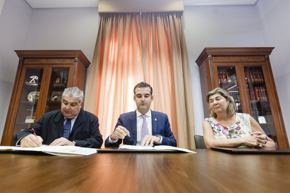 aytoalm's tweet photo. Las usuarias de los Centros de la Mujer tendrán orientación jurídica gratuita gracias al convenio firmado con el Colegio de Abogados https://t.co/tvhKGUS1sN