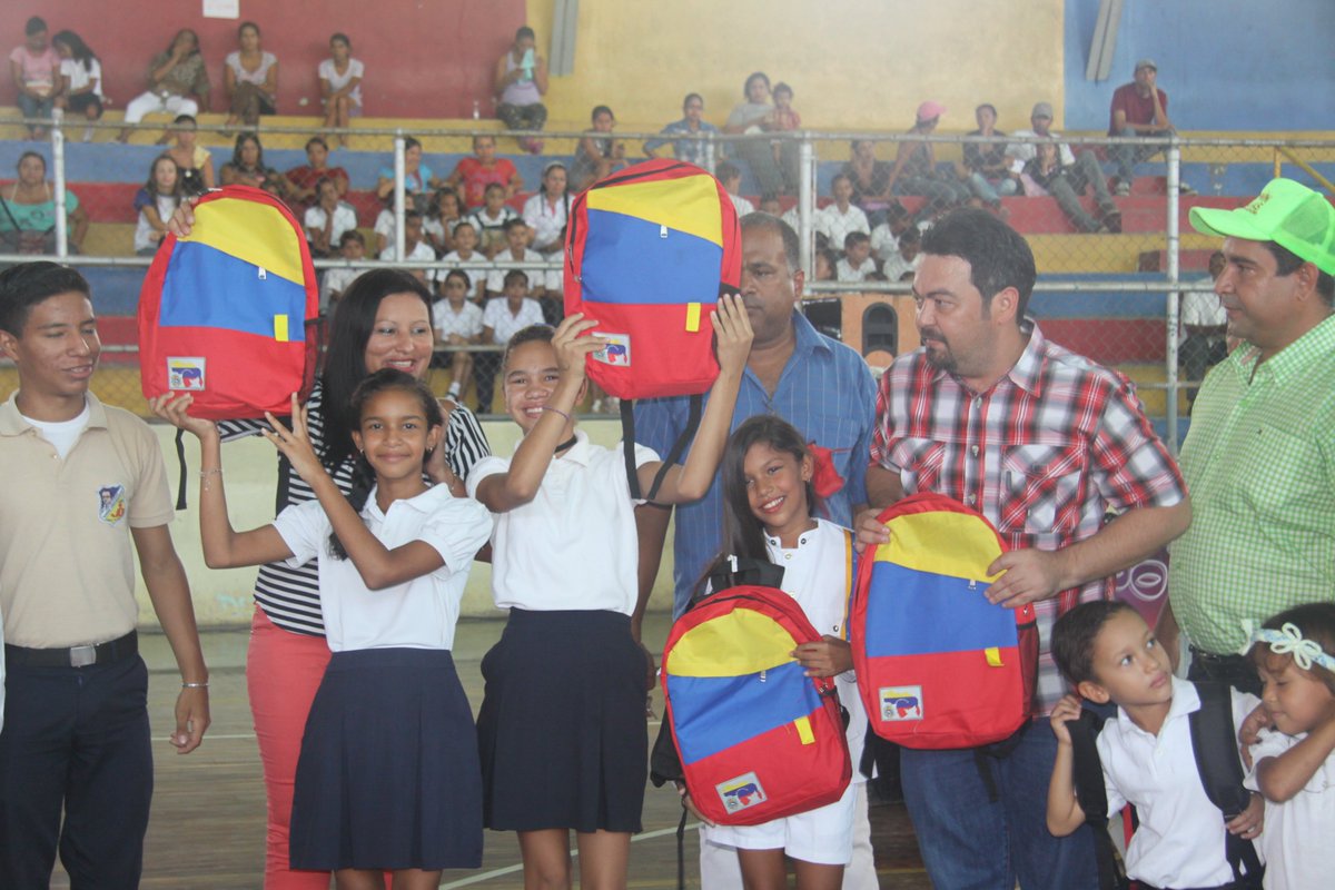 DIMCI_Bermudez's tweet photo. ALCALDE @JulioRPSUV ENTREGÓ MORRALES A ESTUDIANTES DE LA ESCUELA DE PRIMERO DE MAYO https://t.co/Ju6rZ7NGym @NicolasMaduro @EdwinRojasM https://t.co/p9Q7C0Phni