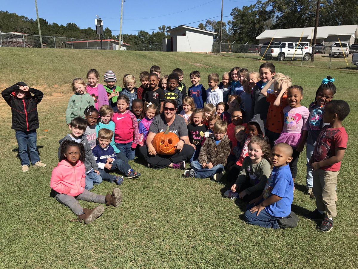 cwilson2001's tweet photo. I think they enjoyed it! #pumkincarving #Kindergarten https://t.co/PC7e2waFRw
