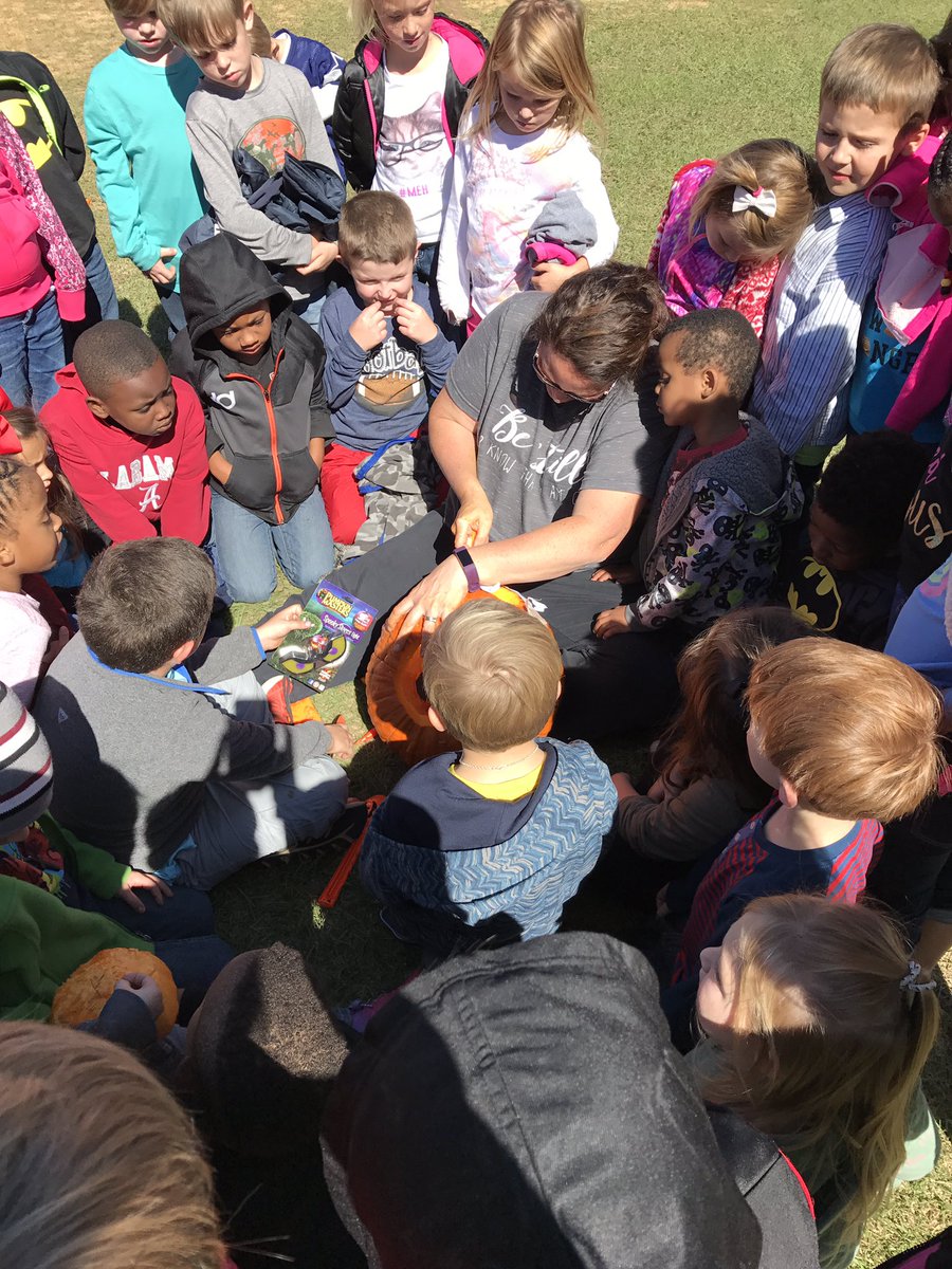 cwilson2001's tweet photo. I think they enjoyed it! #pumkincarving #Kindergarten https://t.co/PC7e2waFRw