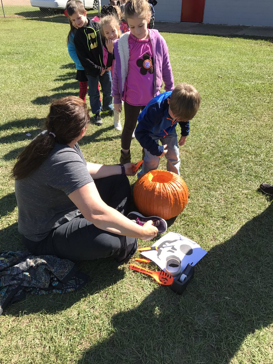 cwilson2001's tweet photo. I think they enjoyed it! #pumkincarving #Kindergarten https://t.co/PC7e2waFRw