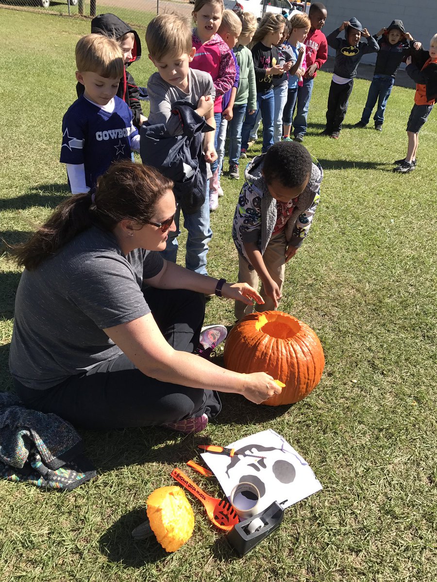 cwilson2001's tweet photo. I think they enjoyed it! #pumkincarving #Kindergarten https://t.co/PC7e2waFRw