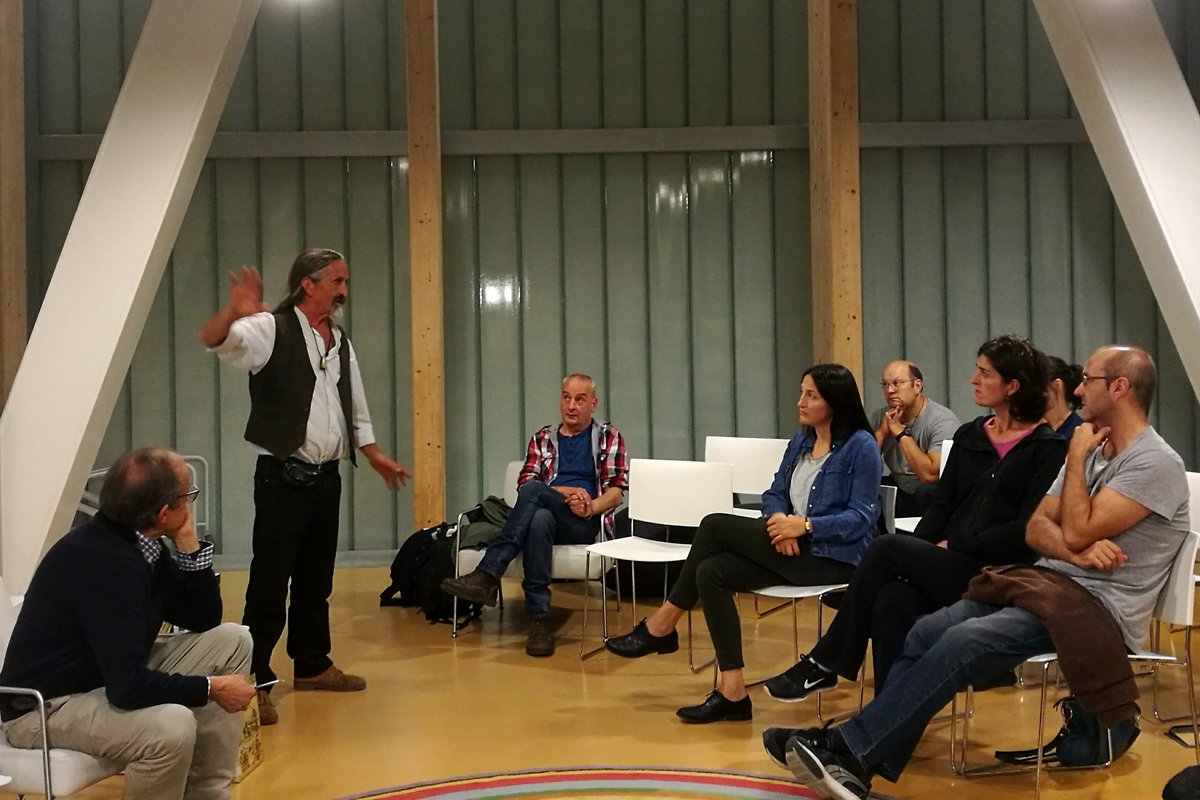 bibcoruna's tweet photo. Despois de ver o documental, conversamos co cesteiro Toño do Val e con Plácido Romero
#BibliotecaÁgora
#BibliotecaVerde
#SimplementeVive https://t.co/8lrfeBXRAE