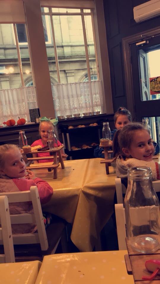 TeamXtreme20's tweet photo. Our minis had a great afternoon tea out! #cuteeeeeee ❤️❤️❤️ https://t.co/F9hOSsQJ7J
