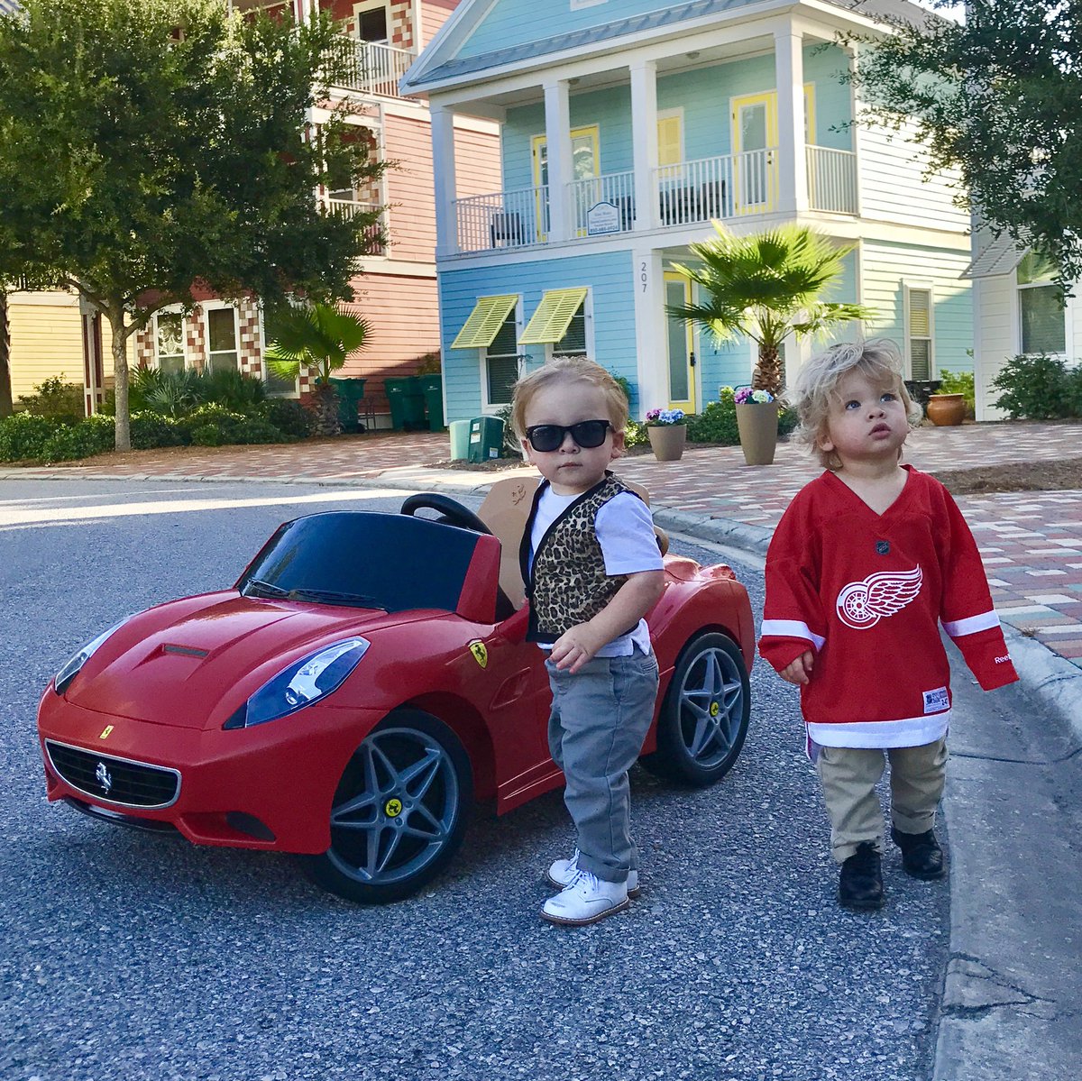LoLoWillis's tweet photo. @SJP just wanted to share with you and your fam our twin boys’ Halloween costume https://t.co/63gnpCYTES