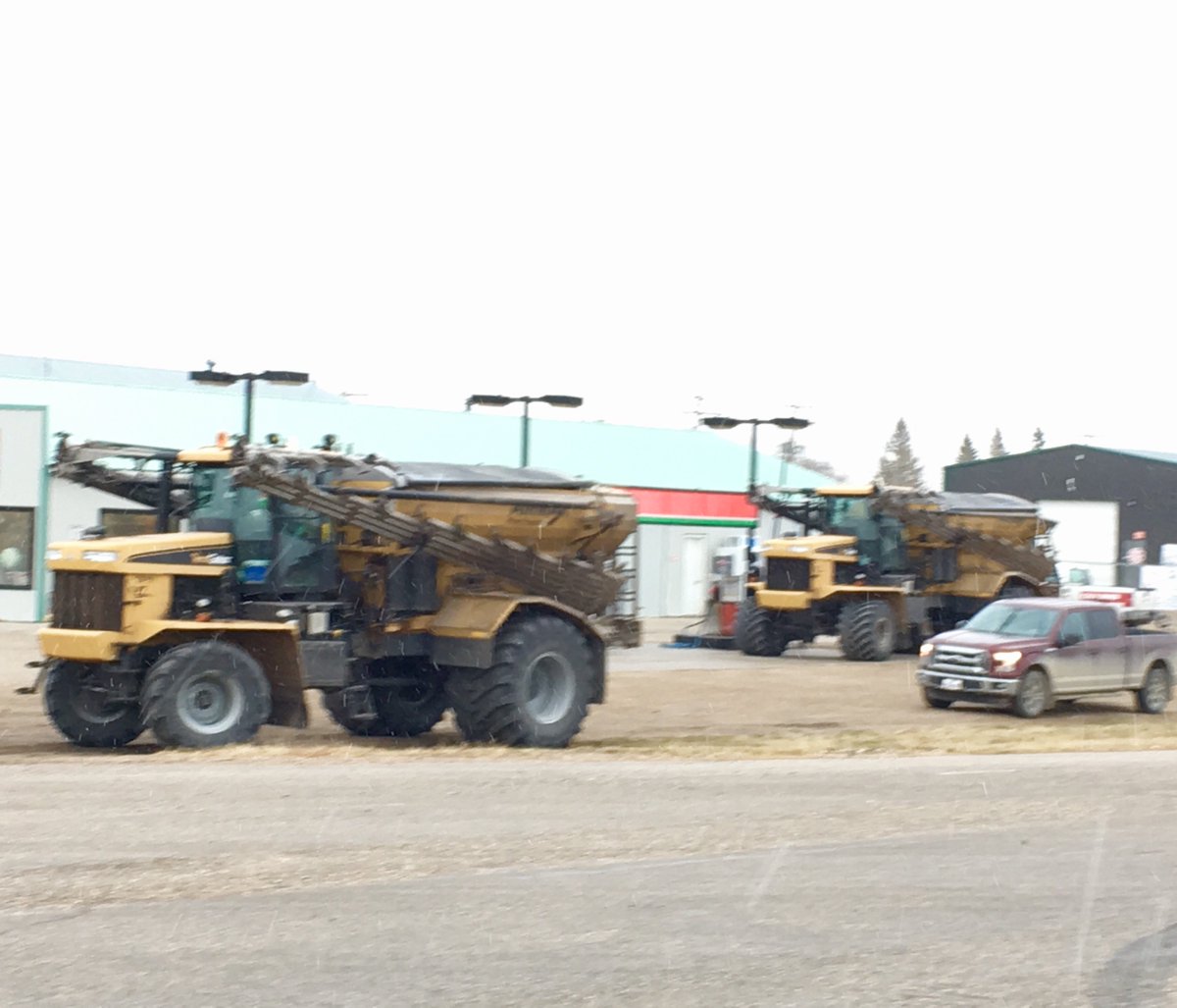 agworldequip's tweet photo. Floaters quickly refueling then hurrying to beat the snow. #TerraGator #ApplyLikeAPro @AGCOcorp https://t.co/8srqnNOJCL