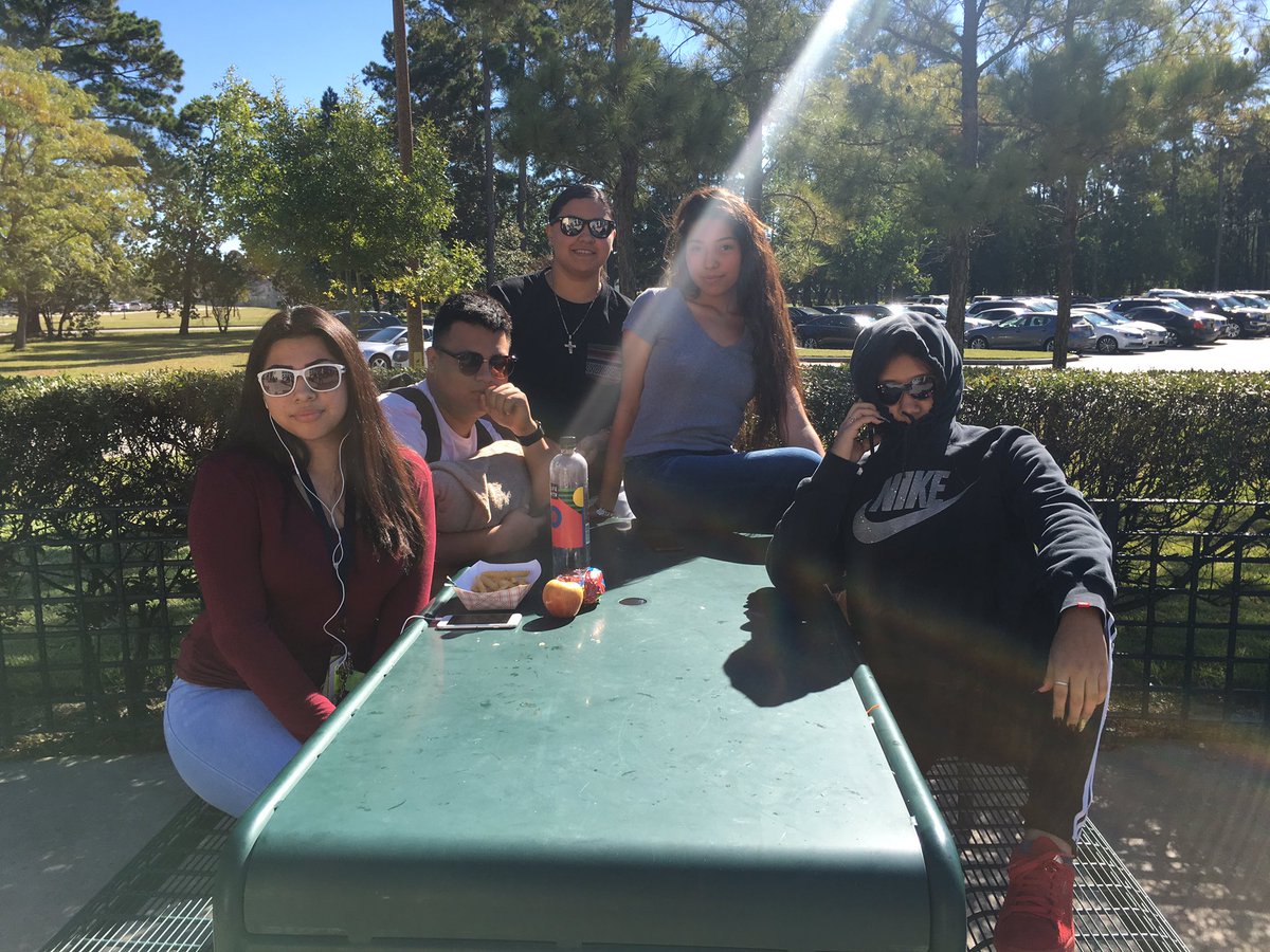 brenda_servin's tweet photo. "We're too bright for drugs" #shadesday #dkway https://t.co/DPouXjlZm0