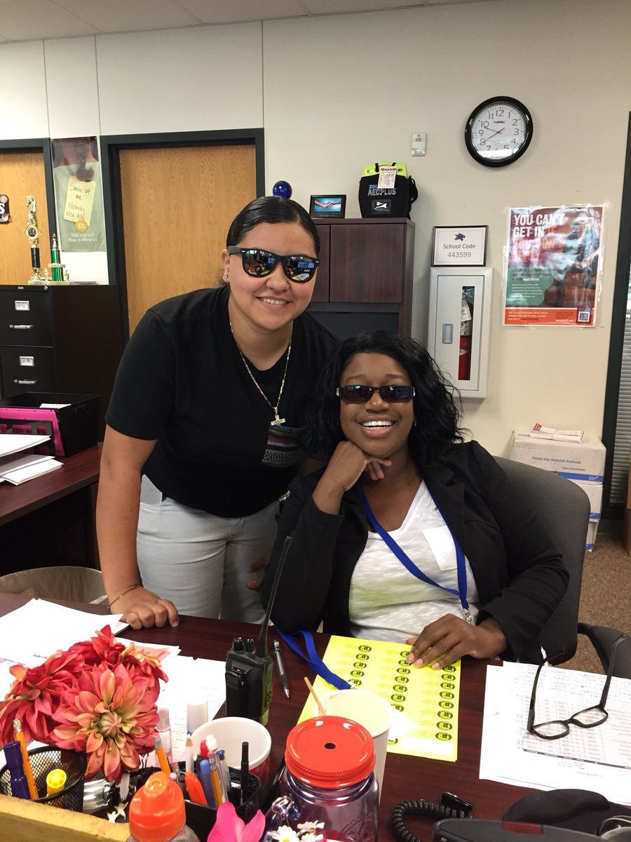 brenda_servin's tweet photo. "We're too bright for drugs" #shadesday #dkway https://t.co/DPouXjlZm0