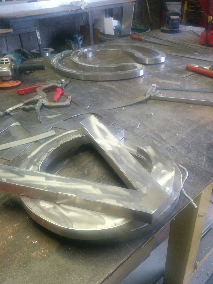 SouthwestHFX's tweet photo. The talented crew @EyeCatchSigns are in full production with our new CURVE logo sign @SouthwestHFX #PreLeasingSoon #CURVEatSouthPark https://t.co/P1g6dzdfpQ