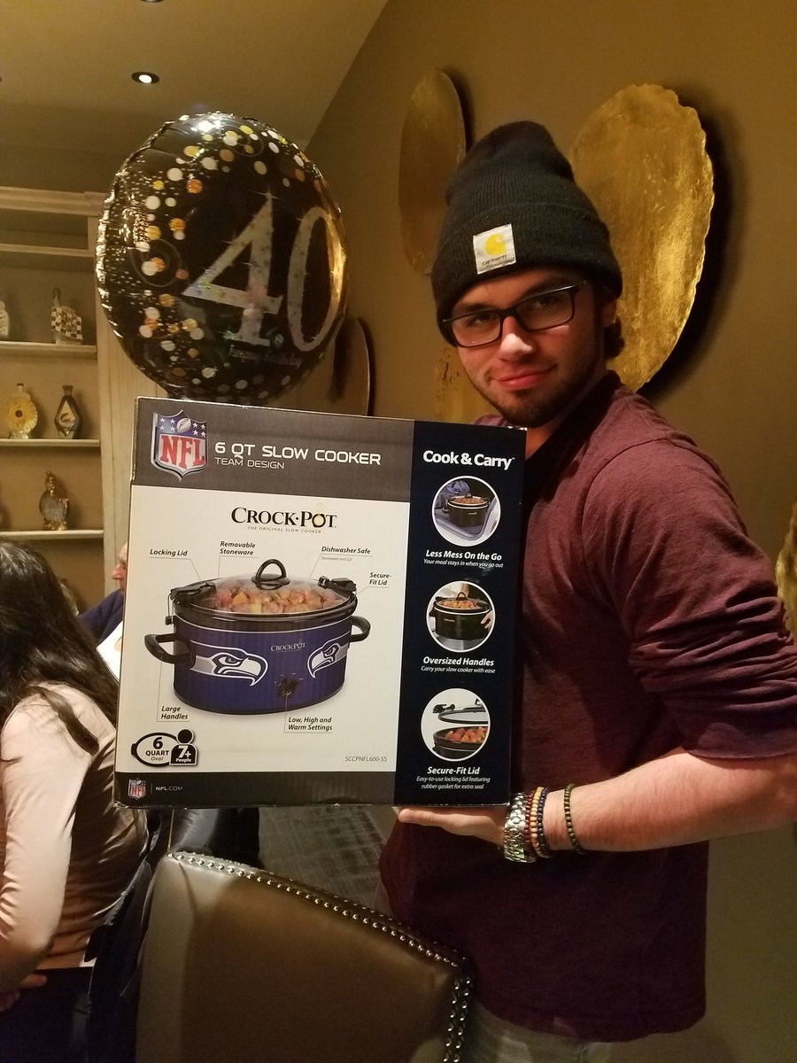 RondaCepeda's tweet photo. Gift for @Santana_drew and his apartment. #helovestocook https://t.co/Idh5nYkSEq