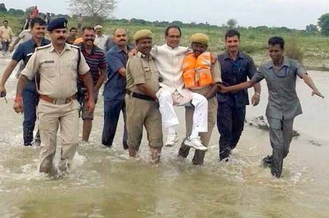 dixitsharad1234's tweet photo. क्या बात है 'शिव' जी सता का #Ahenkaar नही गया विना चले.. अमेरिका = एमपी # सड़क #Mama जामीनी हकीकत #jaane @KKMishra_INC #BJP https://t.co/EQuoVMPQfb