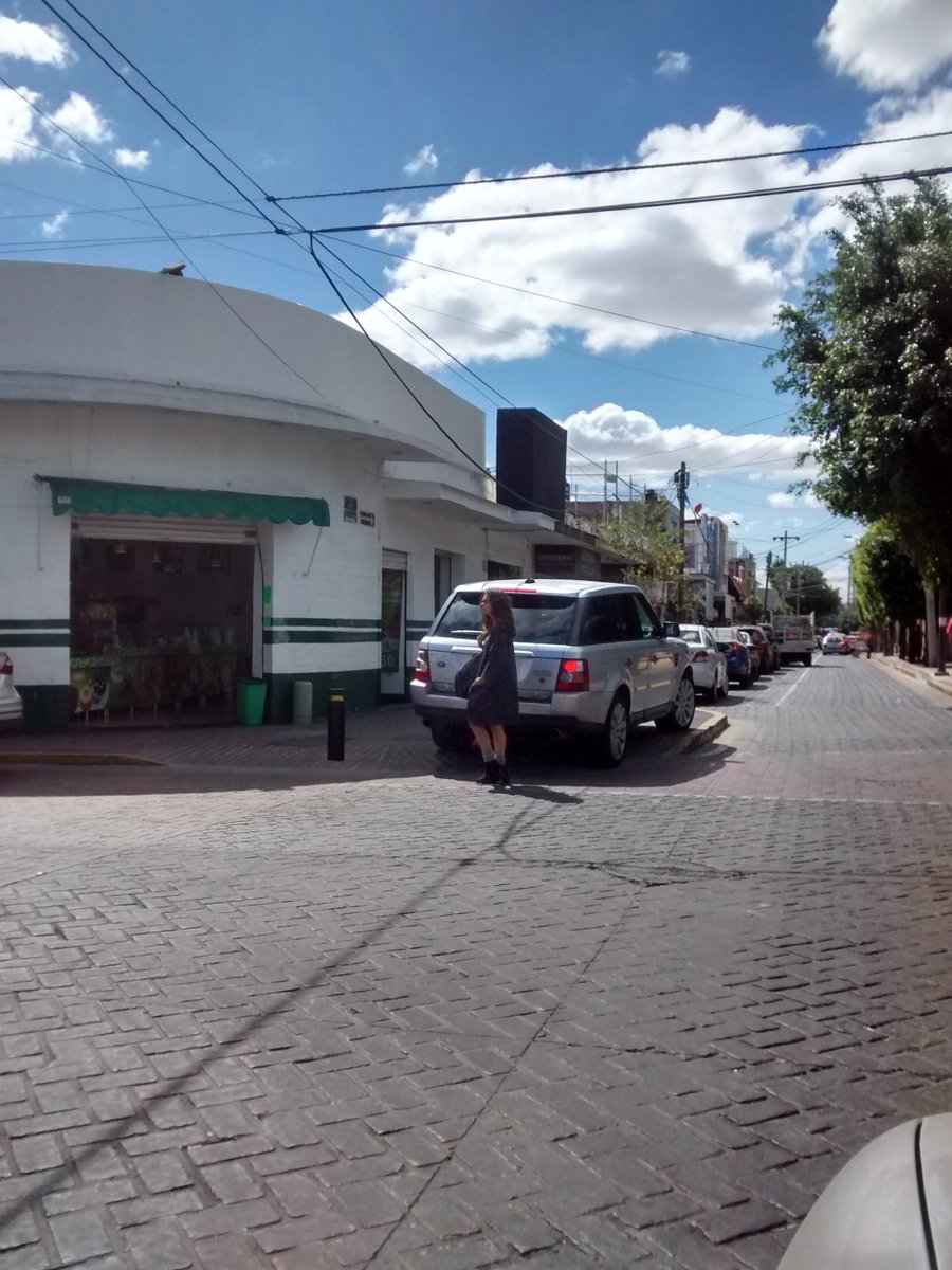 AlfBarbauribe's tweet photo. Al llamarle la atención dijo que "él podía estacionarse donde él quisiera". ¿Y dónde está @MovilidadJal y/o @GdlMovilidad? #GDL #StaTere https://t.co/mVMxKEnGK8