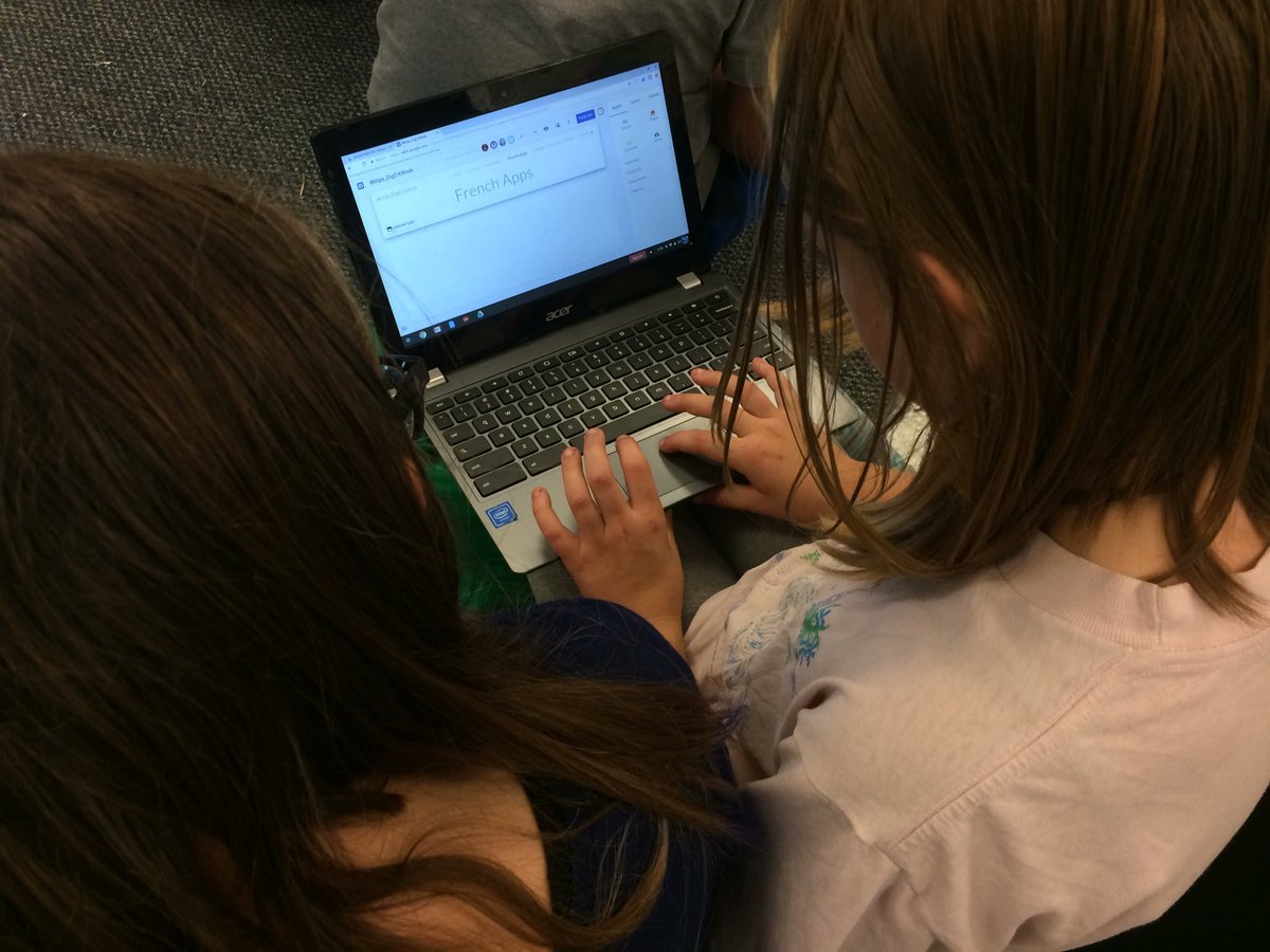 MmeSamuel's tweet photo. Students help create website for parents on how @KanataHighlands supports students w/ tech. Will share with parents during #khps_DigCitWeek https://t.co/YpO2vDRFKG