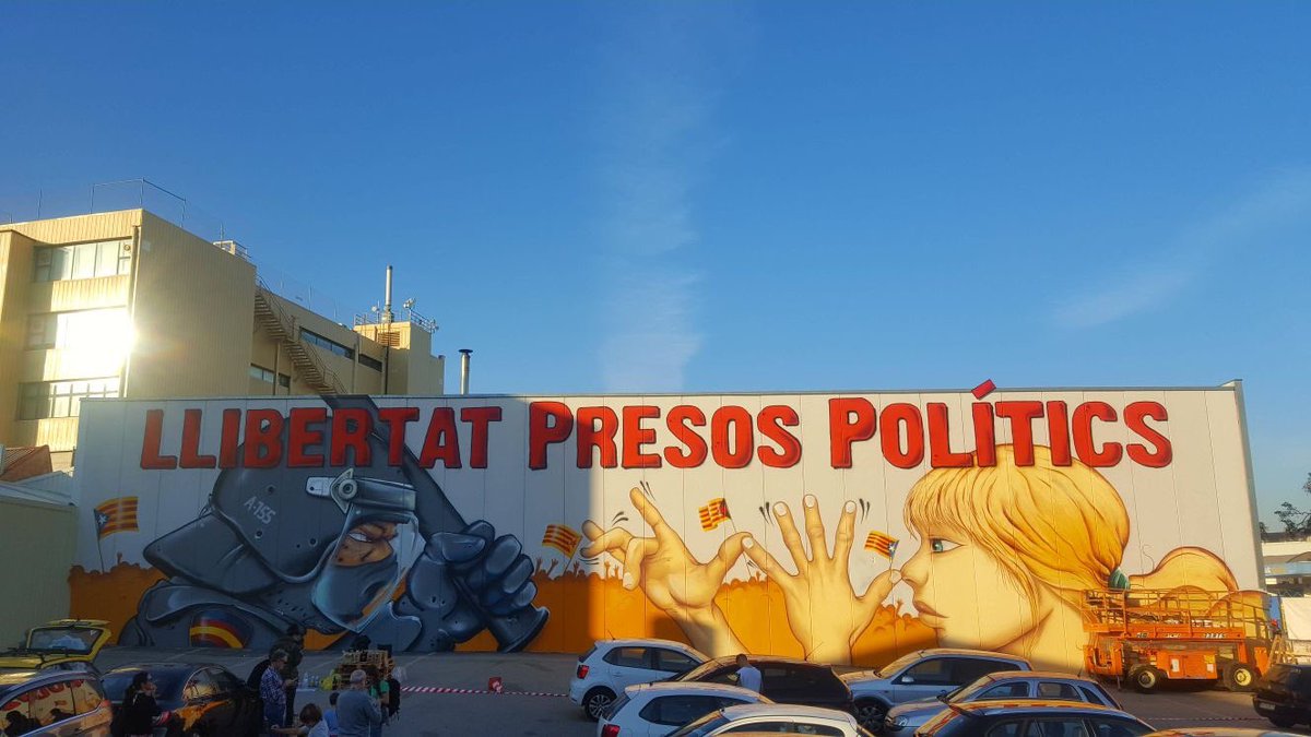 omnium's tweet image. Hi ha murs que parlen d'esperança i de resistència pacífica davant l'adversitat #LlibertatJordis