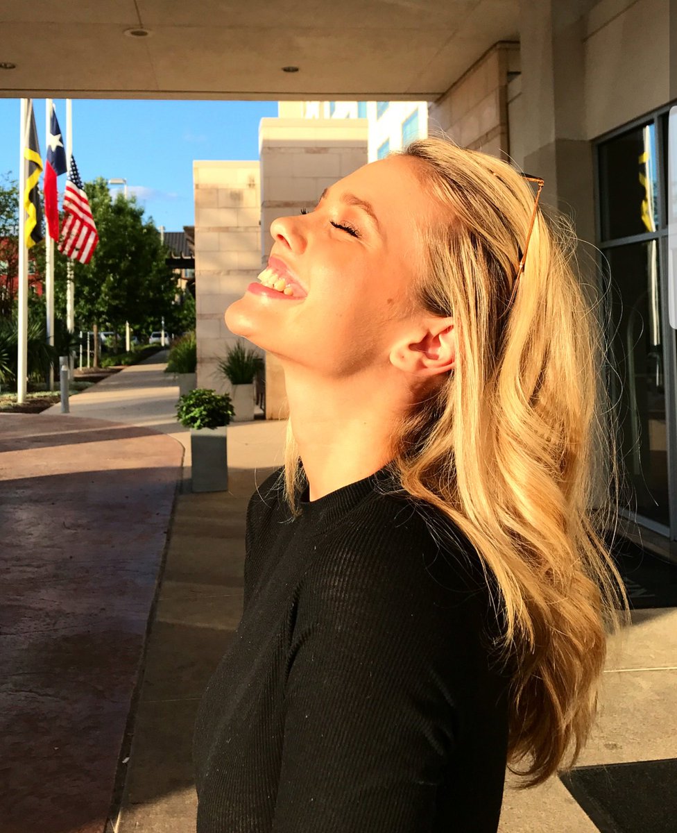 brooklynrpdm's tweet photo. » happy me.🌻 https://t.co/Bq6cSGbKRC