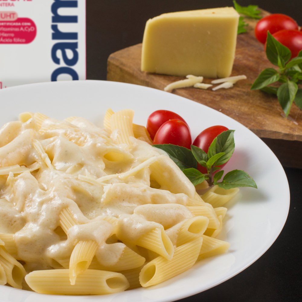 Solo necesitas 5 ingredientes para empezar a celebrar el #DíaMundialDeLaPasta :Leche Entera Parmalat, queso,sal, ajo y tu pasta favorita.