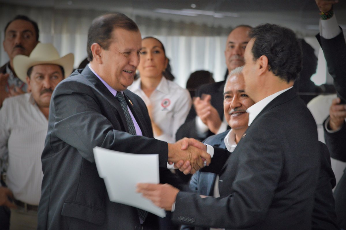 CNC_CEN's tweet photo. Unidad, trabajo, respaldo, mejor presupuesto, defensa sector social en #TLCAN y fuerza electoral: @hernandezderas al asumir presidencia CNC https://t.co/xk0ikqkOvT
