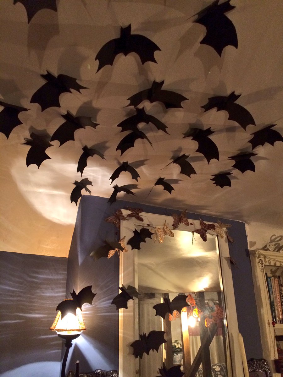 DavidGamage's tweet photo. I know it's a bit early but getting the house ready for a Halloween fancy dress party now. #SaturdayFrightNight #GetYoAssHereWithBeer https://t.co/RpIMJFAHvY