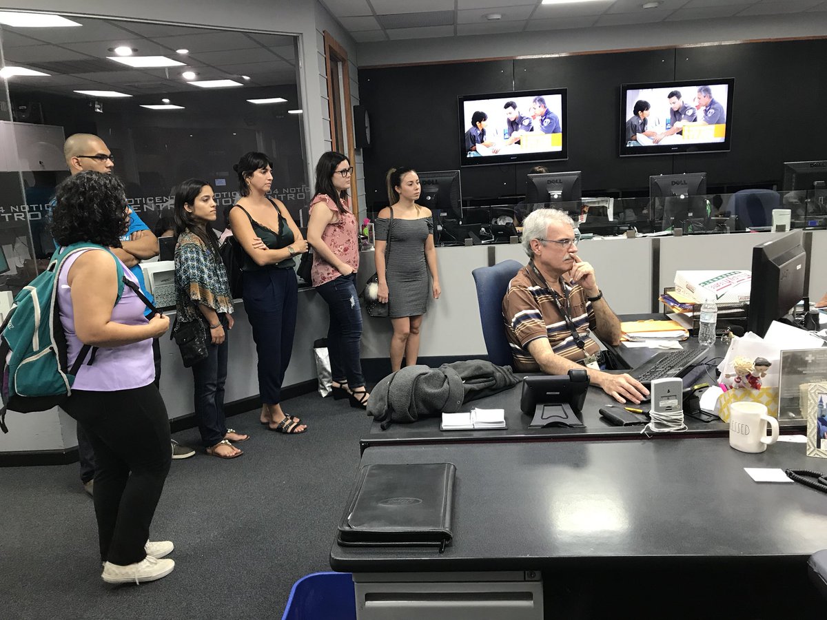 josehernandezpr's tweet photo. Visitando a los compañeros de @NoticentroWAPA con mis estudiantes de #PER430 https://t.co/Ymw4sVLv98