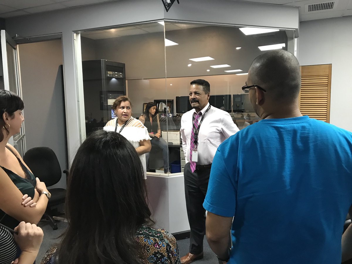 josehernandezpr's tweet photo. Visitando a los compañeros de @NoticentroWAPA con mis estudiantes de #PER430 https://t.co/Ymw4sVLv98