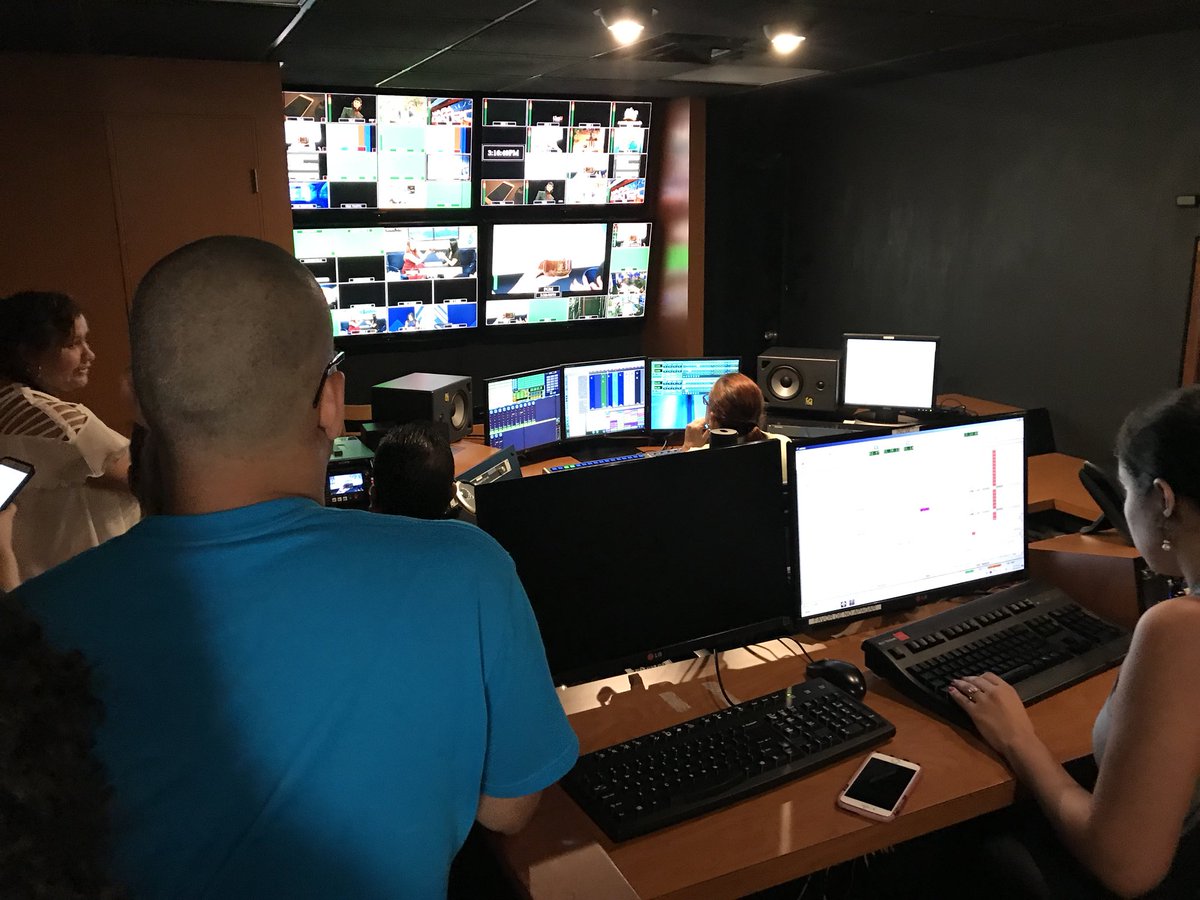 josehernandezpr's tweet photo. Visitando a los compañeros de @NoticentroWAPA con mis estudiantes de #PER430 https://t.co/Ymw4sVLv98