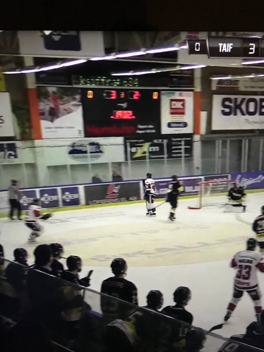 oskar_fr's tweet photo. @koffus Han är alltså långt nere i vänstra sarghörnet när han fattar beslut om att det är spelare i målgården. Hur tänker man då? https://t.co/GR5gc3hQpQ