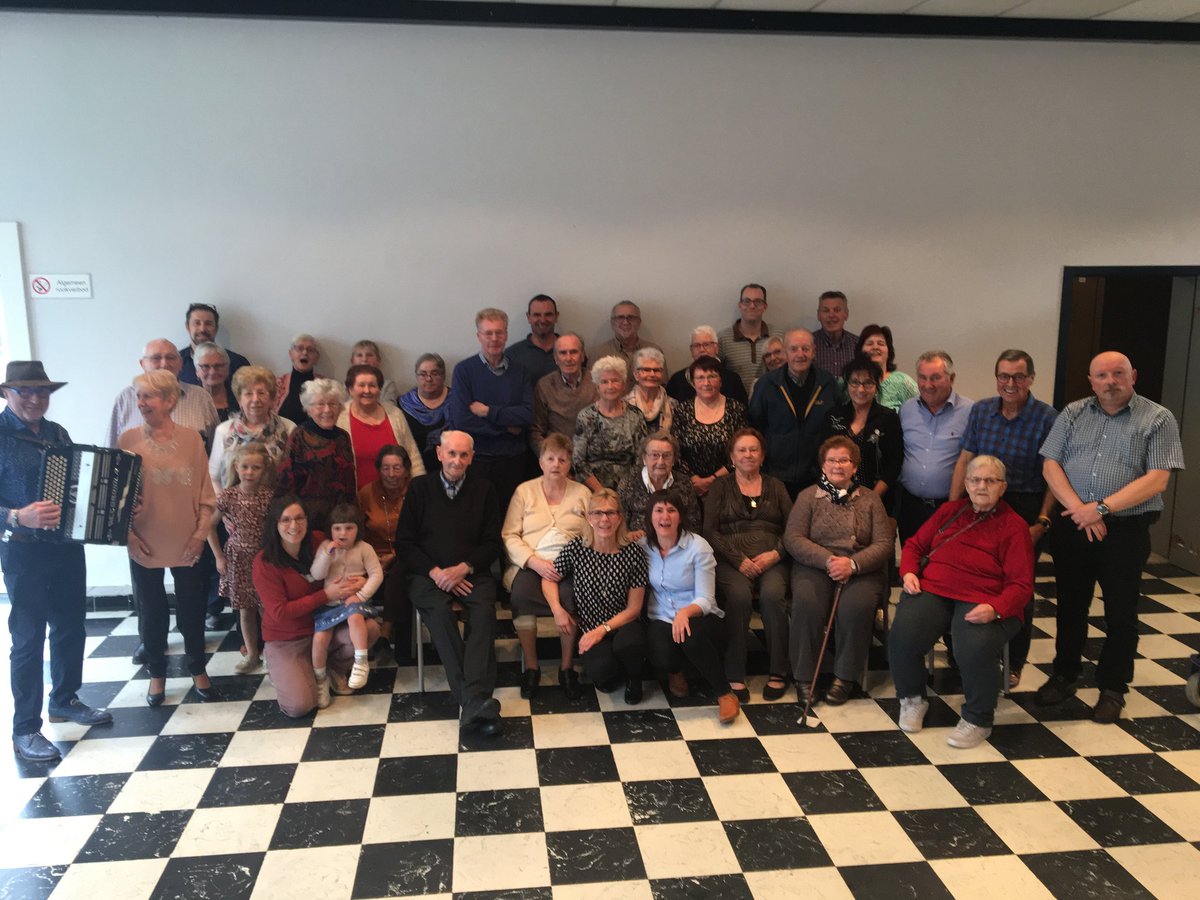 NoteboomDavid's tweet image. Organisatie van Curieus Oostkamp in de Wara. Daar konden ouderen genieten van accordeon en zang. Veel enthousiasme. #vrijwilligerswerk